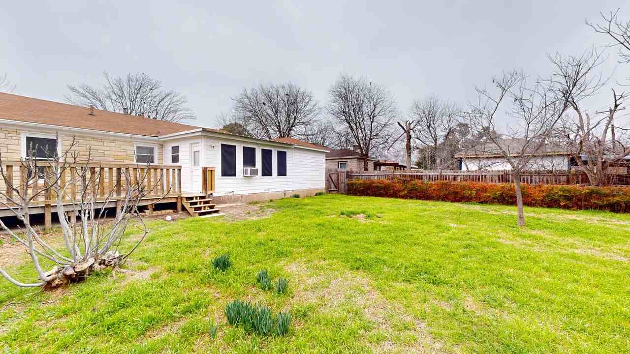 1611 S 33rd St - Photo 5 of 27