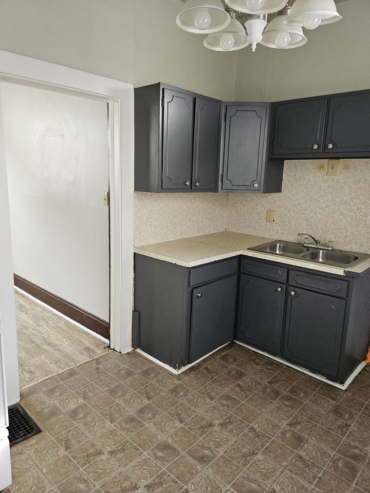 707 E Iowa St - Photo 6 of 10