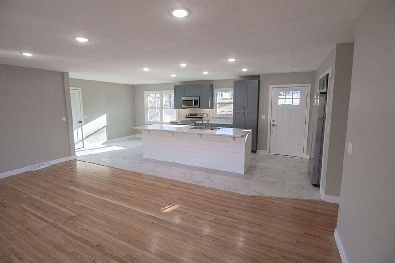 715 Bluff Dale Dr - Photo 3 of 32