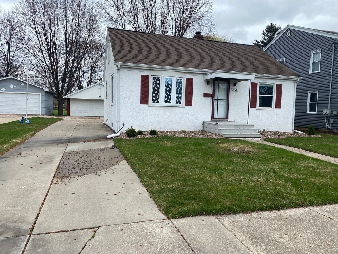 1129 Suydam St - Photo 2 of 12