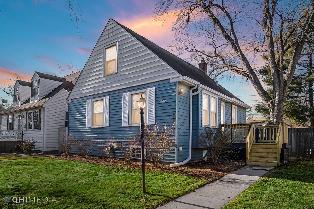 17622 Community St - Photo 2 of 18