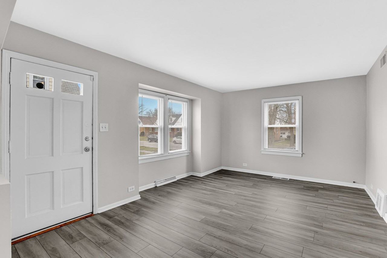 17622 Community St - Photo 4 of 18