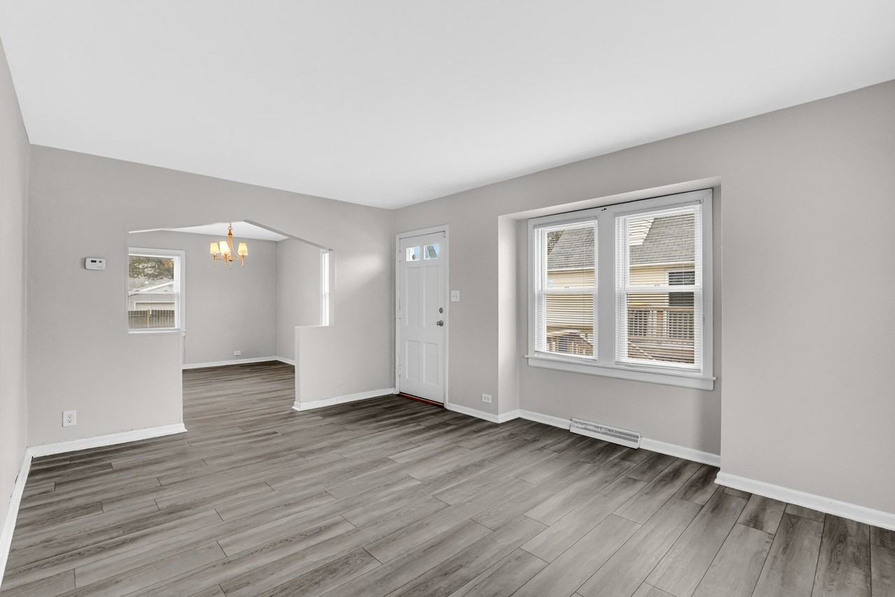 17622 Community St - Photo 5 of 18