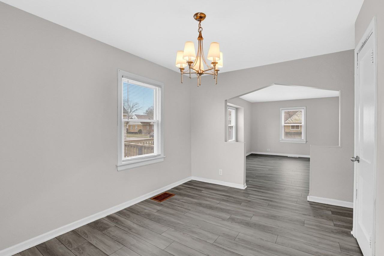 17622 Community St - Photo 7 of 18