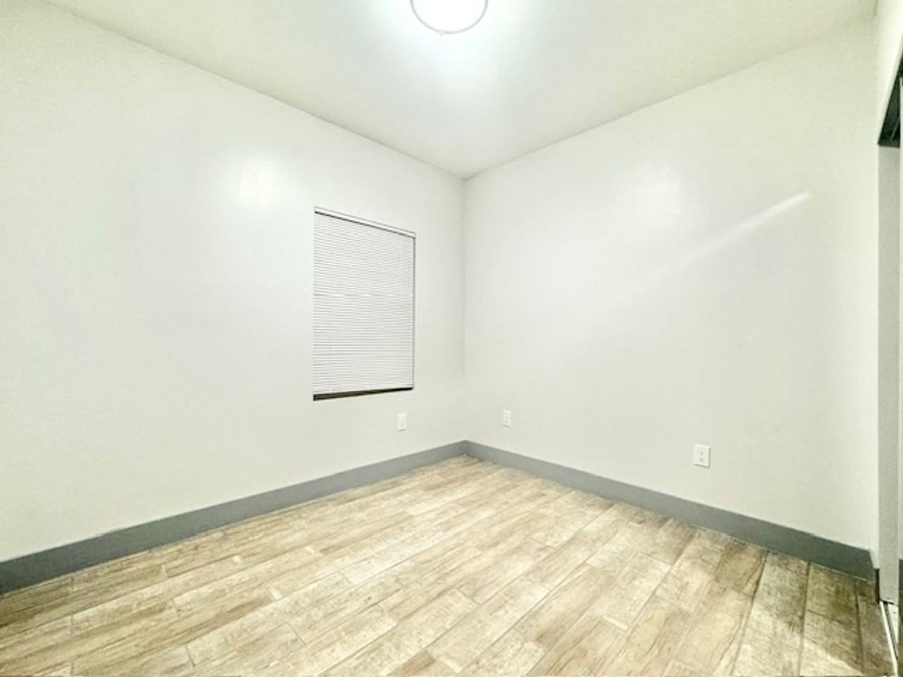 845 Nw 12th St - Photo 5 of 9