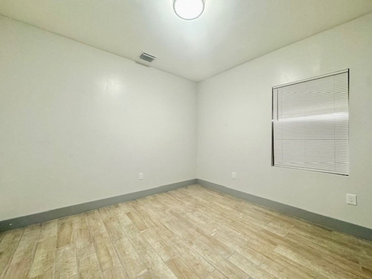 845 Nw 12th St - Photo 6 of 9