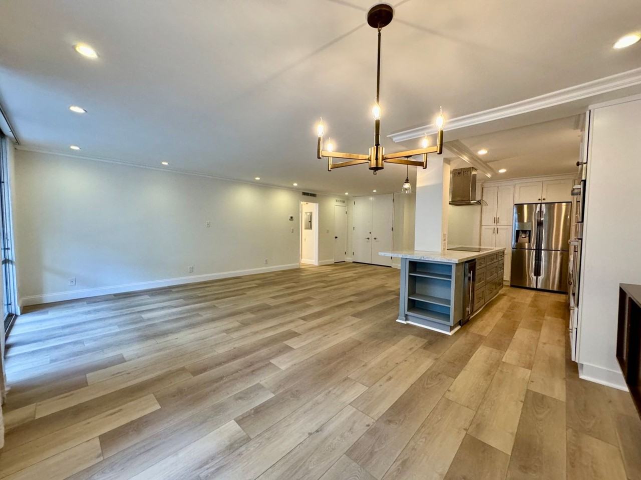 850 N Kings Rd - Photo 2 of 12