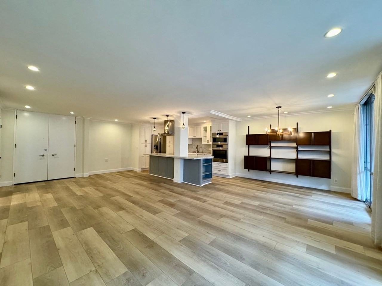 850 N Kings Rd - Photo 3 of 12