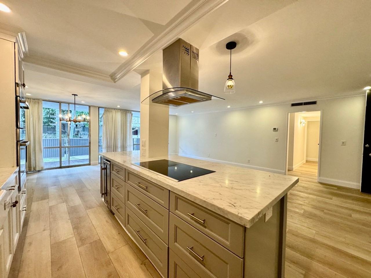 850 N Kings Rd - Photo 4 of 12