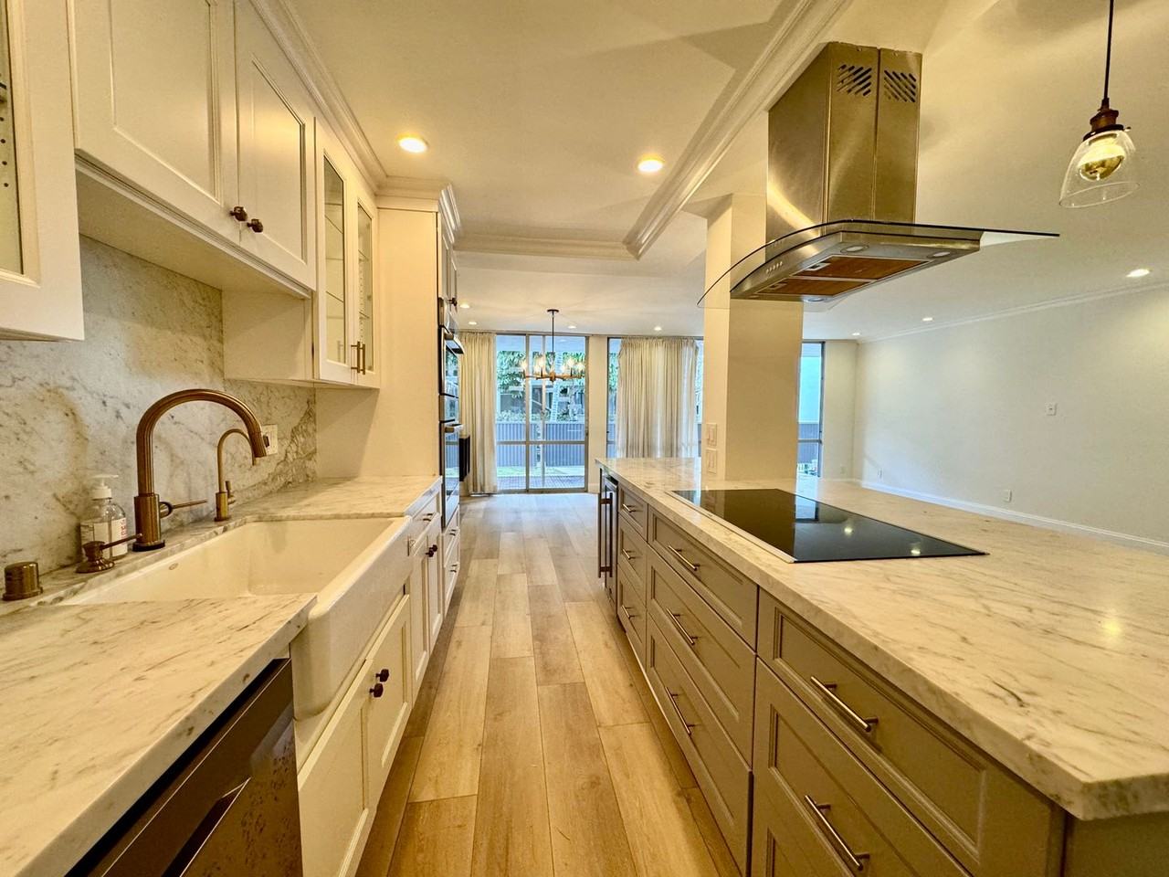850 N Kings Rd - Photo 5 of 12