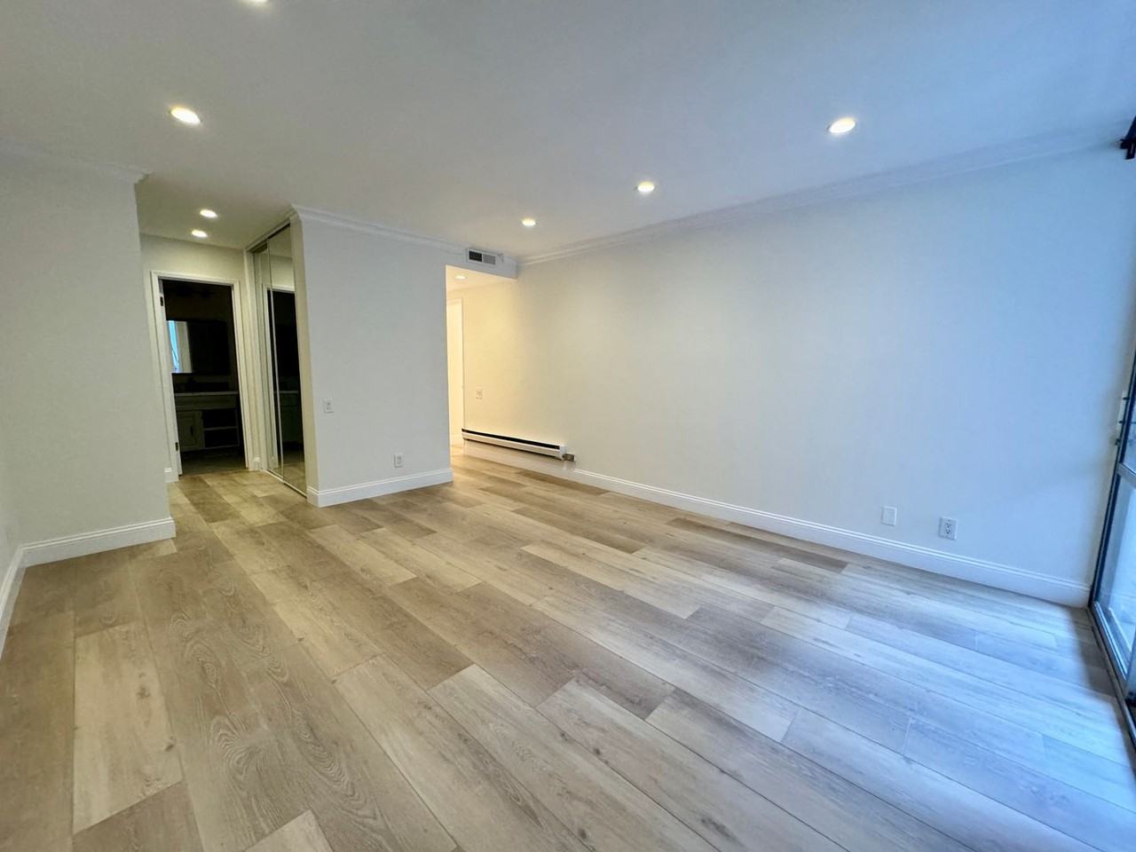 850 N Kings Rd - Photo 7 of 12