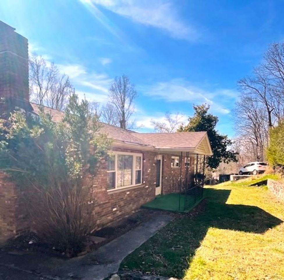2045 Kenwood Pl - Photo 2 of 11