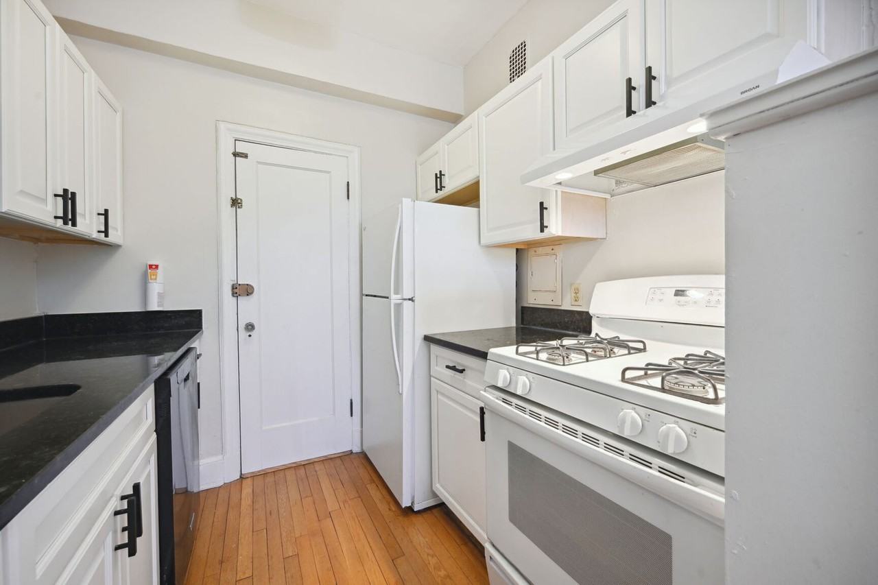 2032 Belmont Rd Nw #303 - Photo 6 of 19