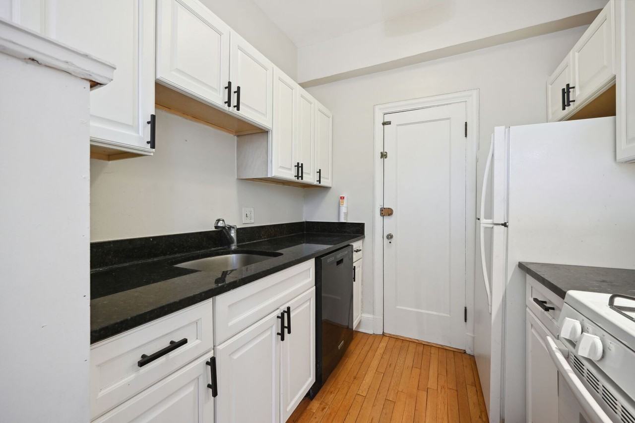 2032 Belmont Rd Nw #303 - Photo 7 of 19