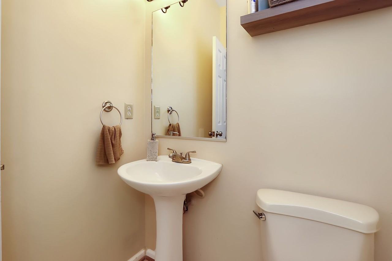 1356 Lake Dr - Photo 3 of 25