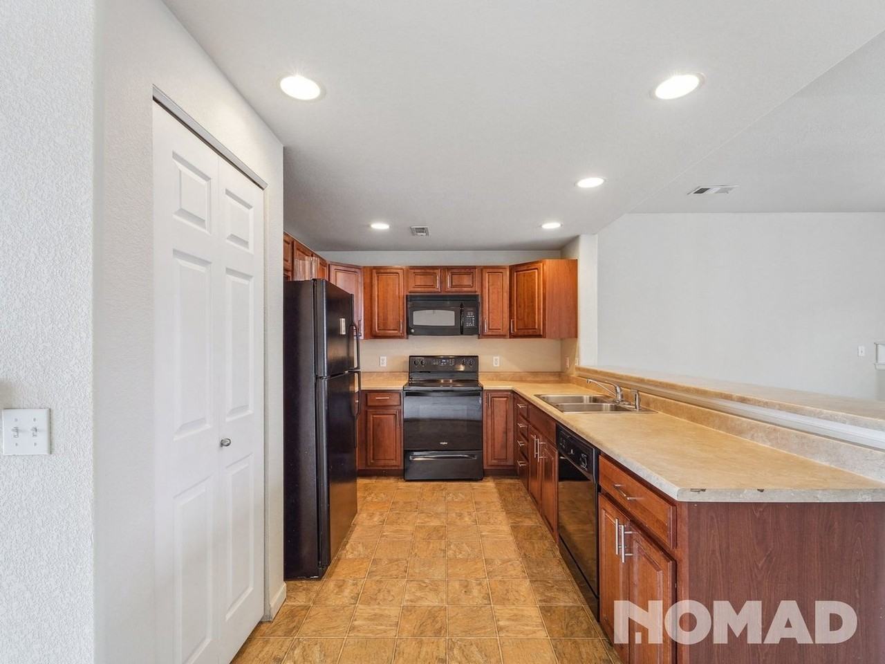 8751 Pearl St - Photo 4 of 26