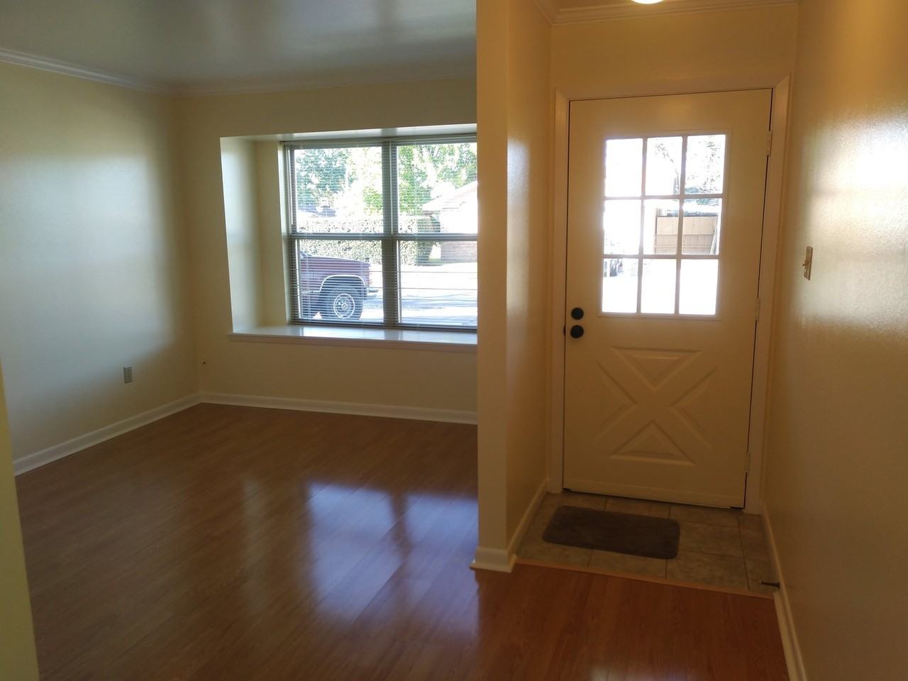 1407 Plough St - Photo 4 of 11