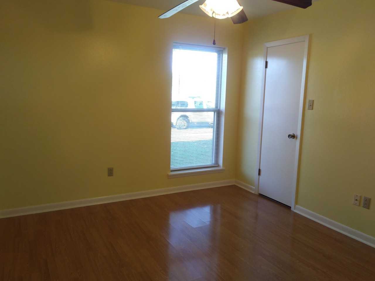 1407 Plough St - Photo 7 of 11