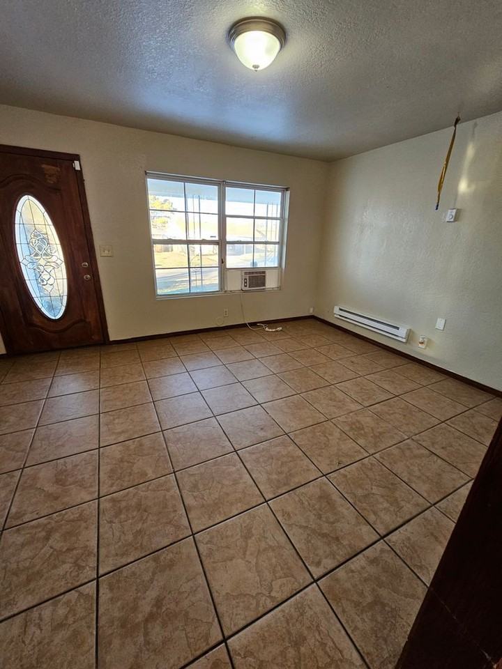 1302 Se 40th St - Photo 2 of 12
