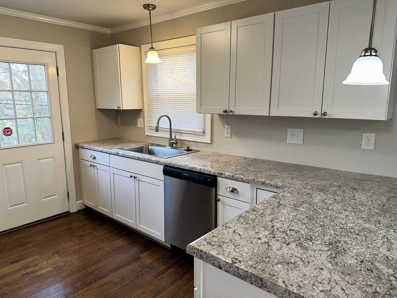 148 S Smallwood Pl - Photo 3 of 11