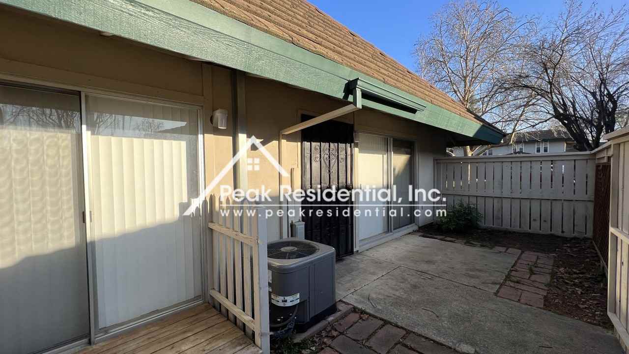 504 Roundtree Ct - Photo 3 of 25