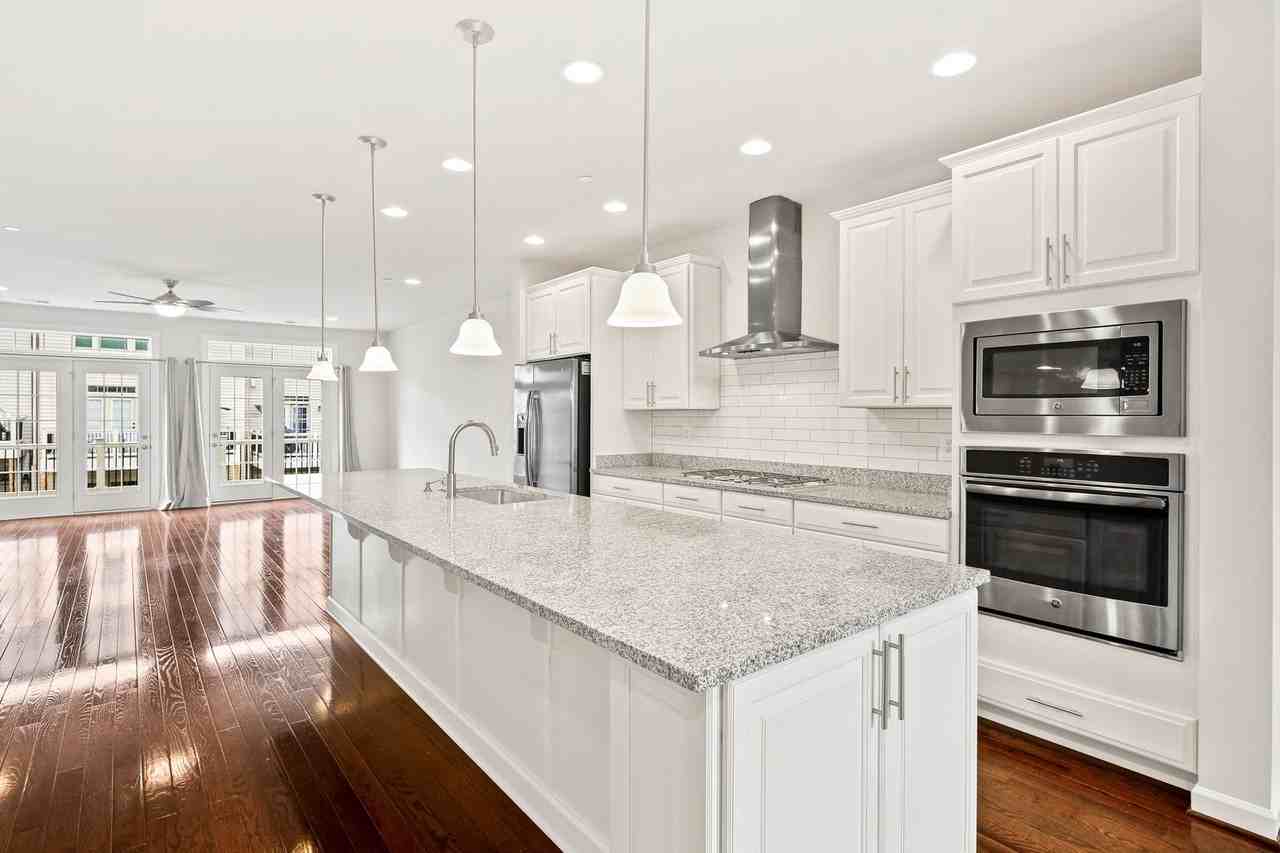 7211 Howison Hill Ln - Photo 3 of 20