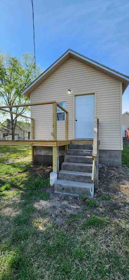 318 1/2 E 12th St - Photo 2 of 17