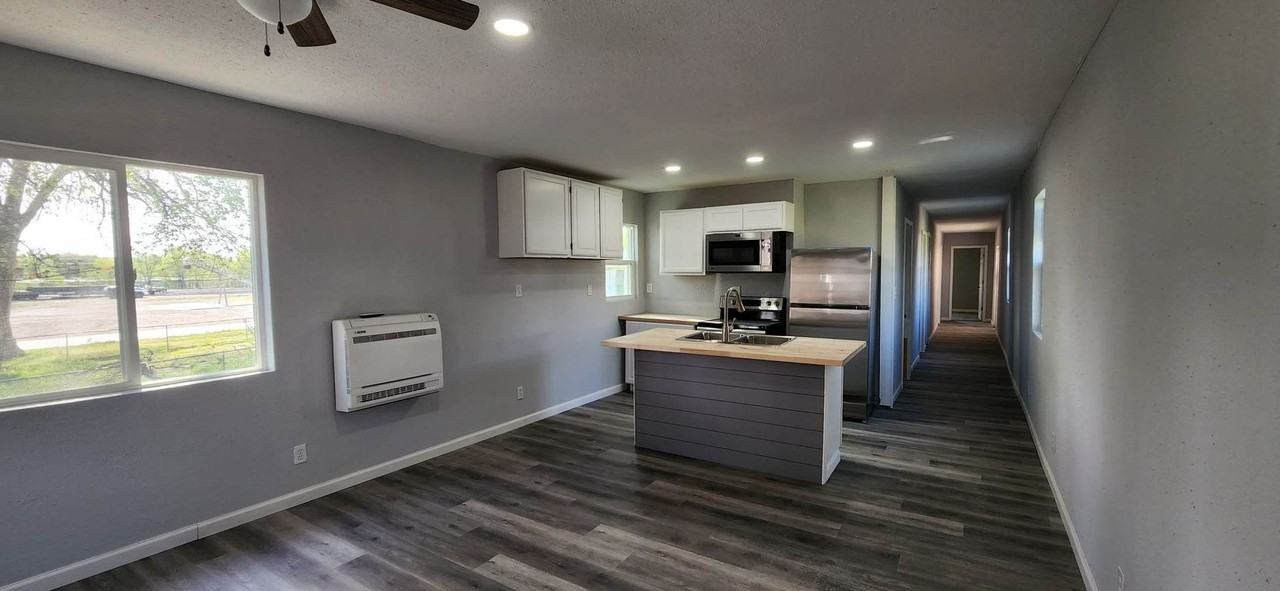 318 1/2 E 12th St - Photo 5 of 17