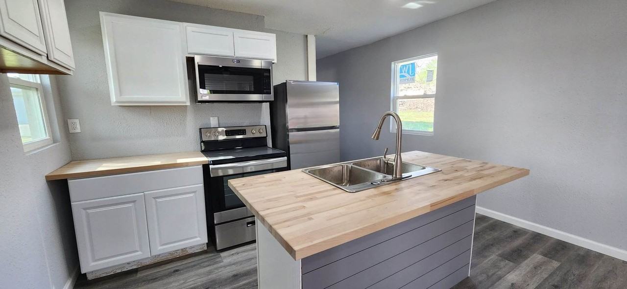 318 1/2 E 12th St - Photo 7 of 17