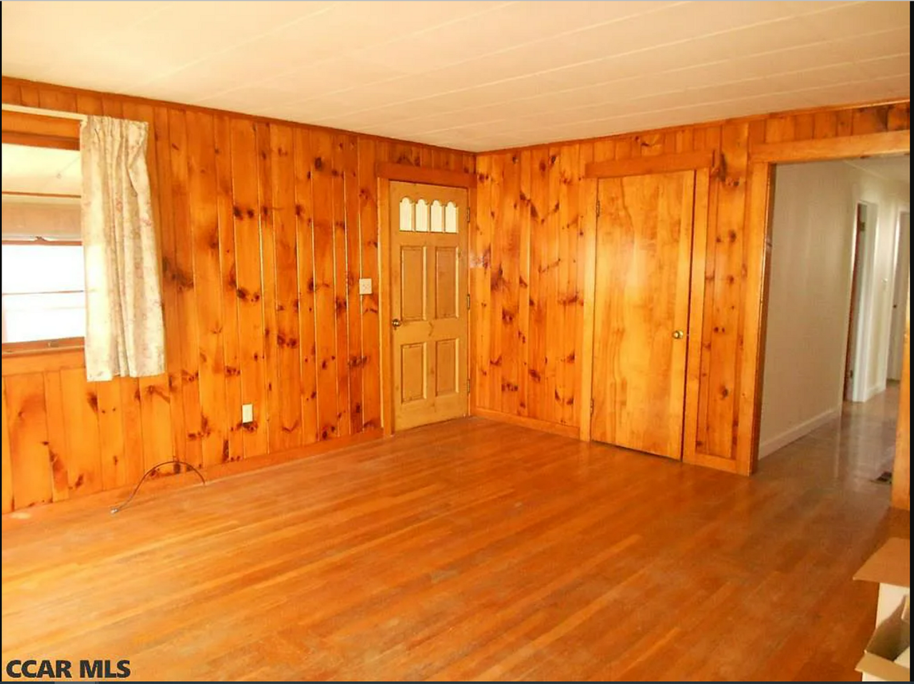 246 S Hoffer Ave - Photo 3 of 16