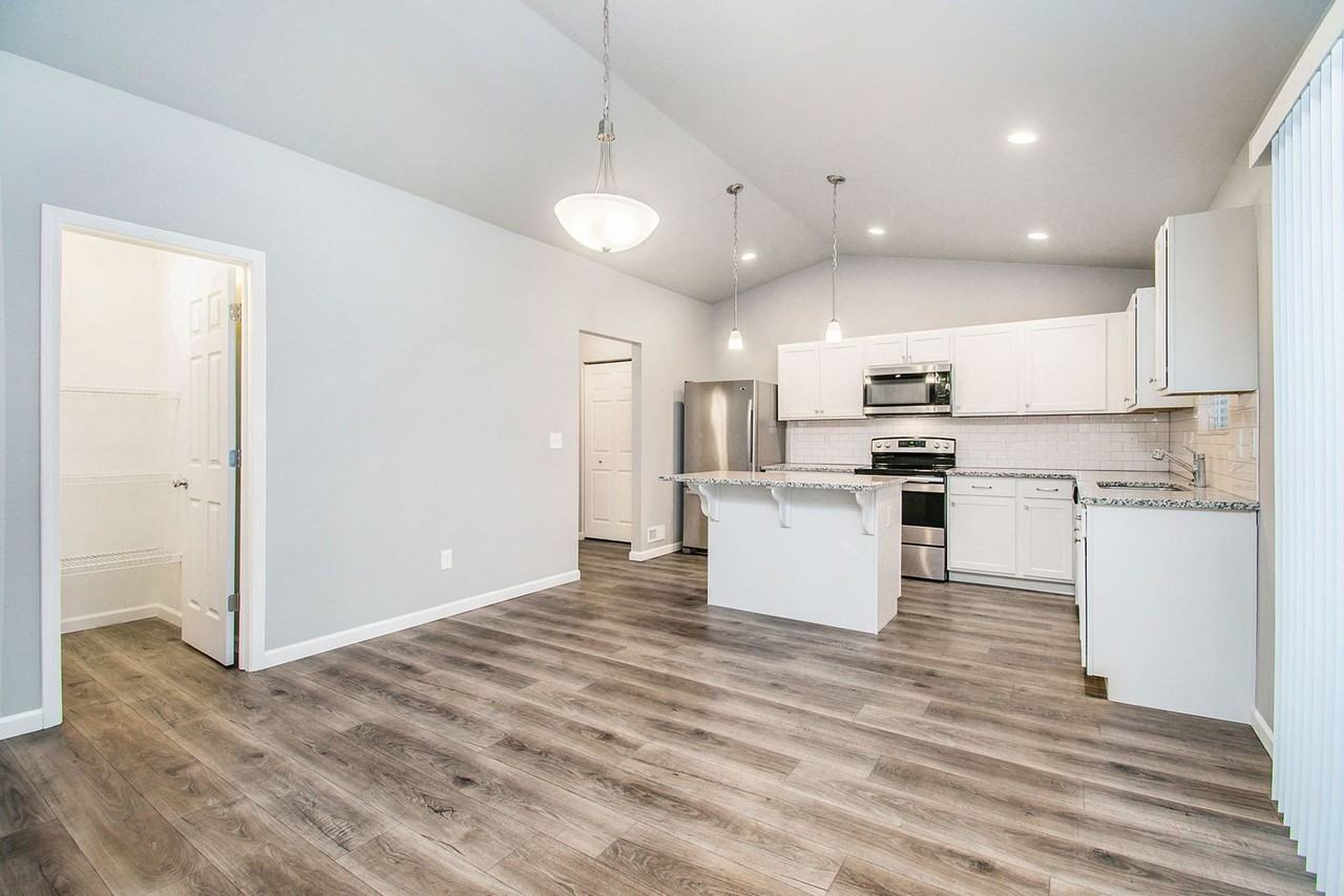 1867 Bluff Ridge Ct - Photo 2 of 36