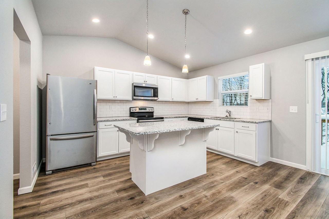 1867 Bluff Ridge Ct - Photo 3 of 36