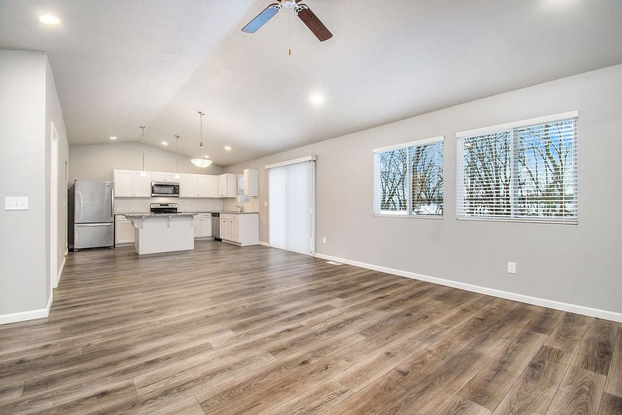 1867 Bluff Ridge Ct - Photo 4 of 36