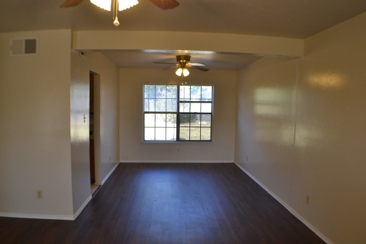 1515 Bandera Dr - Photo 4 of 12
