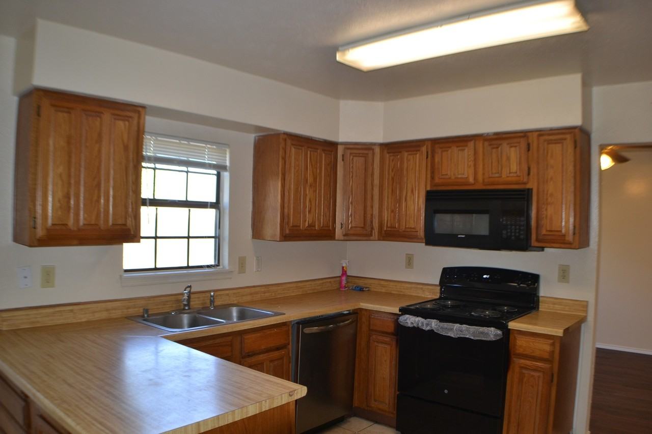 1515 Bandera Dr - Photo 5 of 12