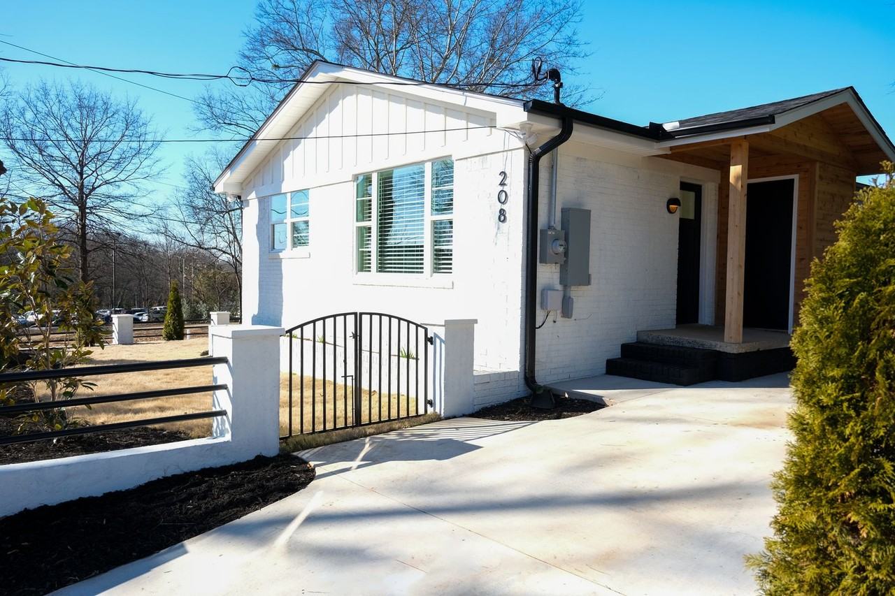 208 S Leach St - Photo 4 of 50