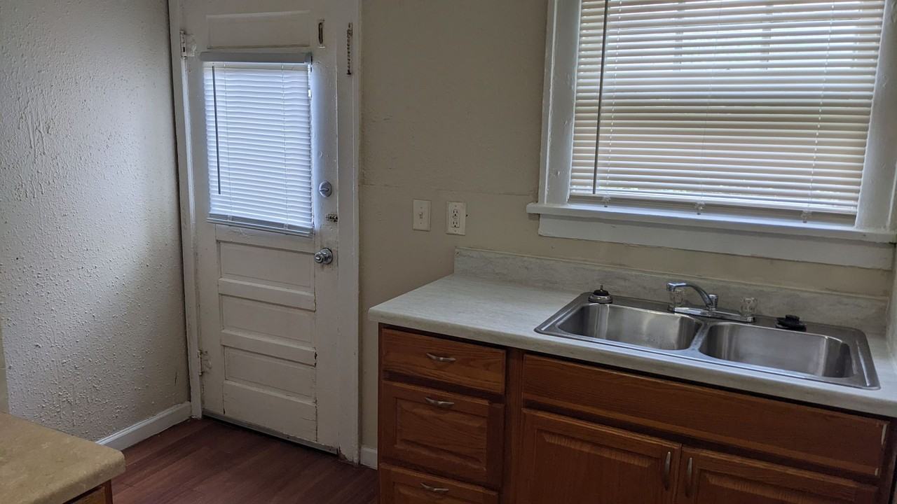 1404 S Maywood Ave - Photo 4 of 7
