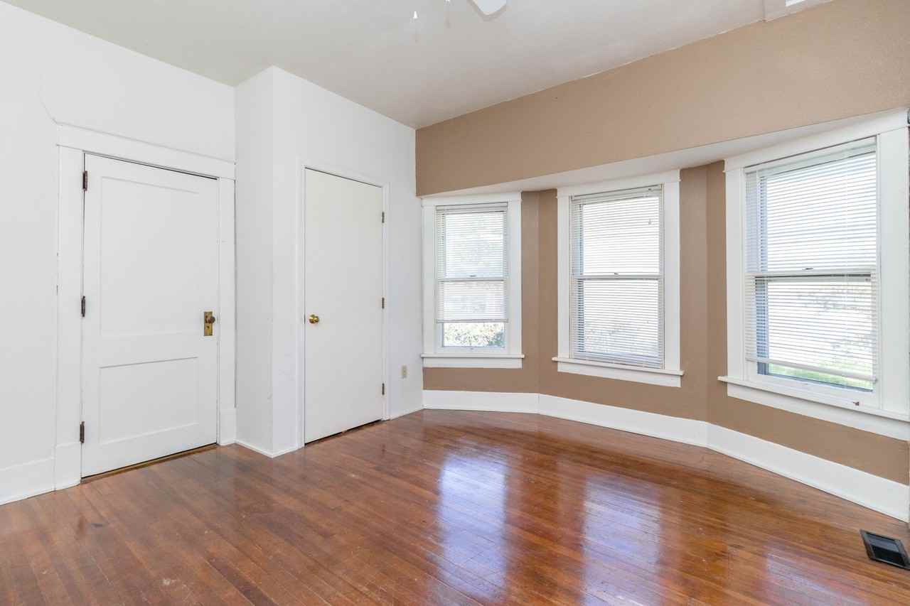 1405 Windsor St - Photo 7 of 31