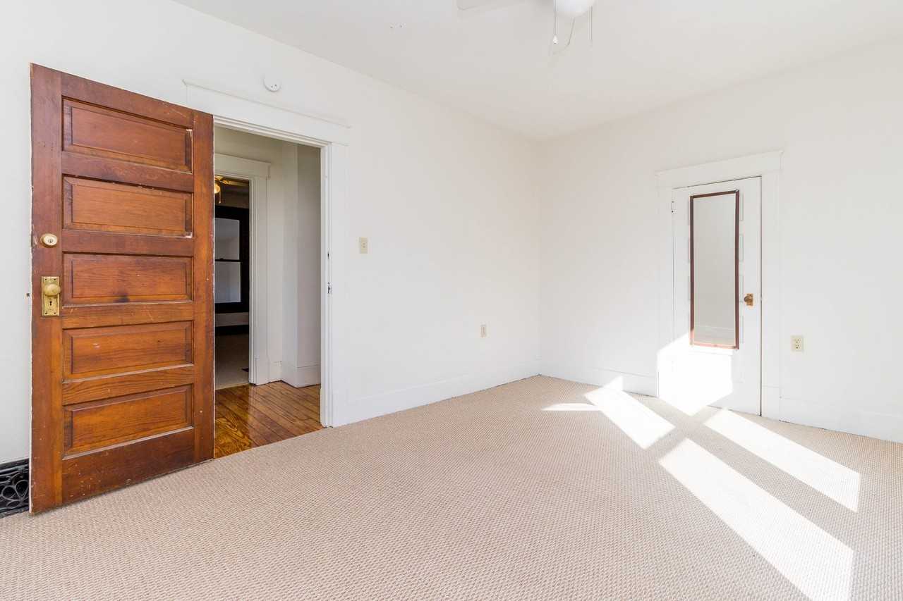 1405 Windsor St - Photo 5 of 31