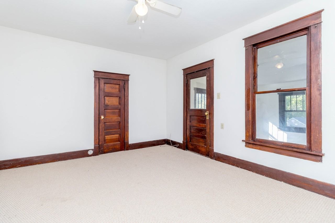 1405 Windsor St - Photo 6 of 31