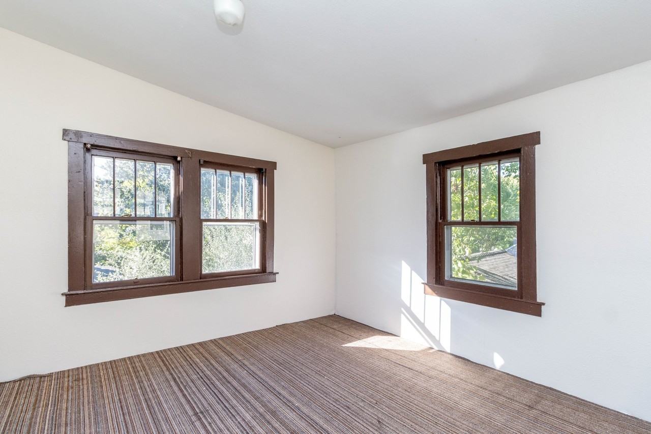 1405 Windsor St - Photo 4 of 31