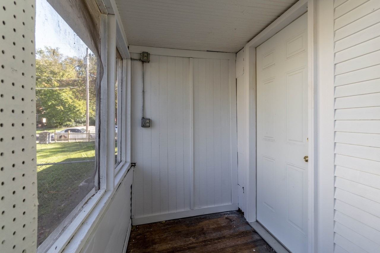 1405 Windsor St - Photo 5 of 31