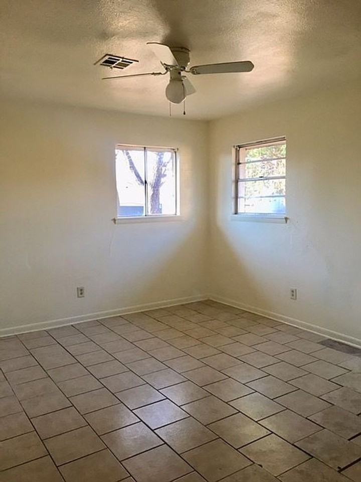 824 Ne 26th St - Photo 3 of 7