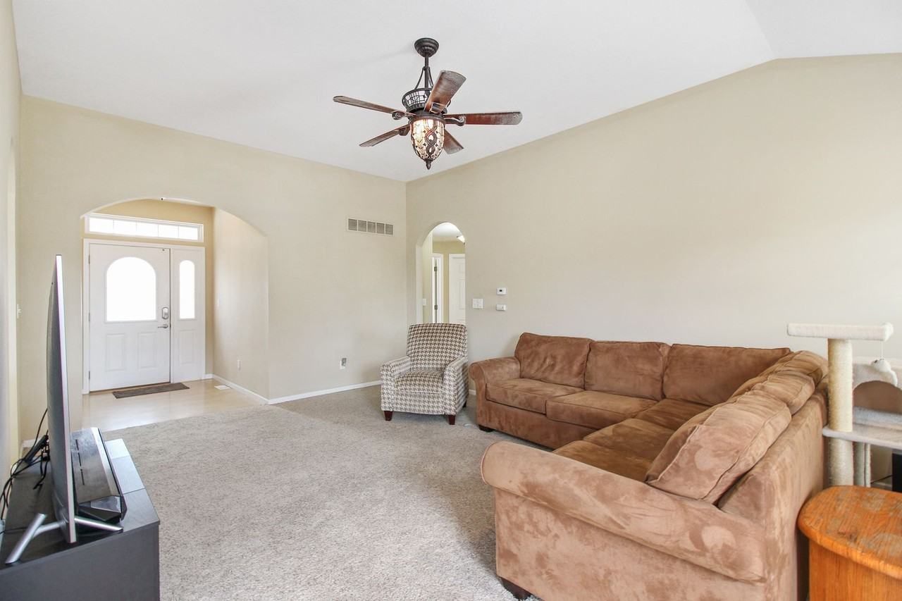 3808 Bent Oak Dr - Photo 4 of 23