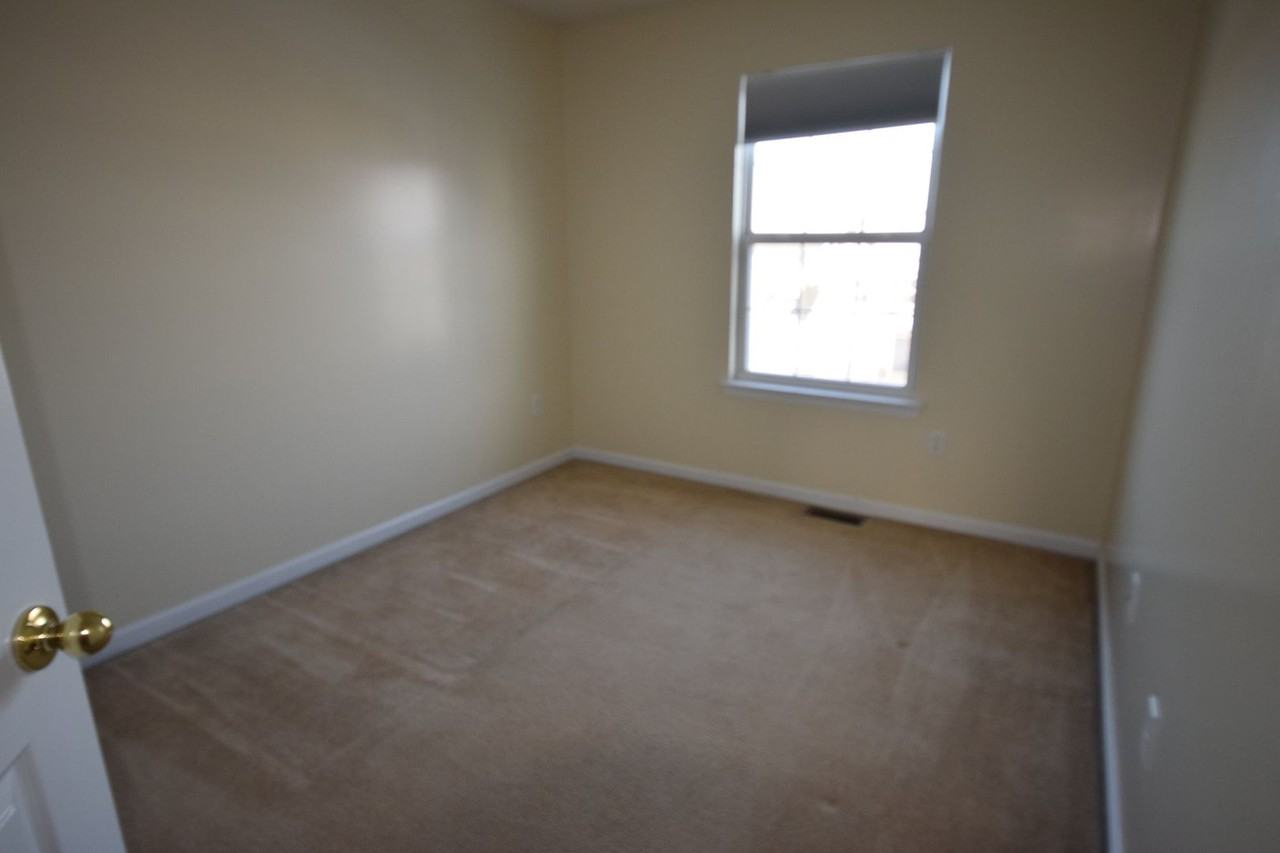 133 Dorchester Ln - Photo 3 of 13