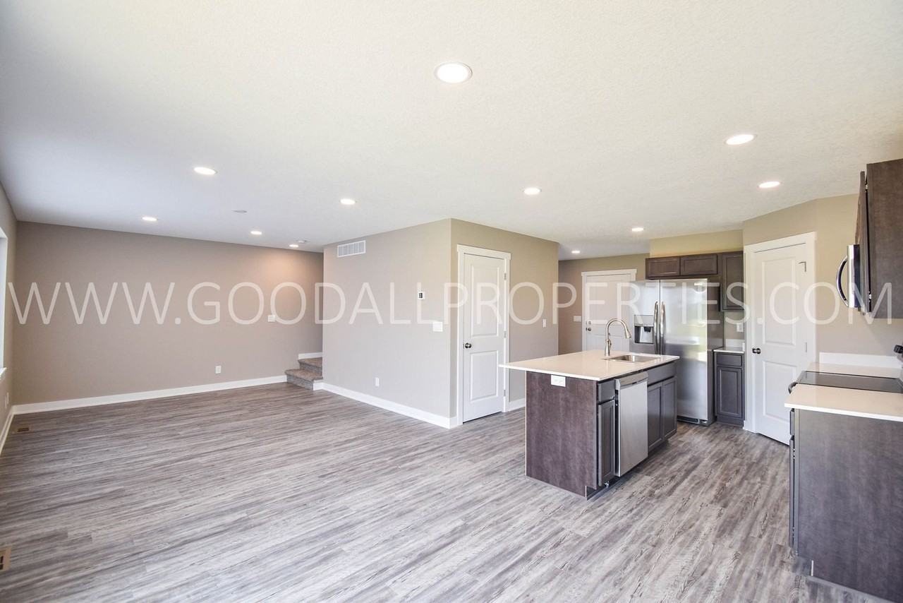 1006 Warren St - Photo 2 of 24