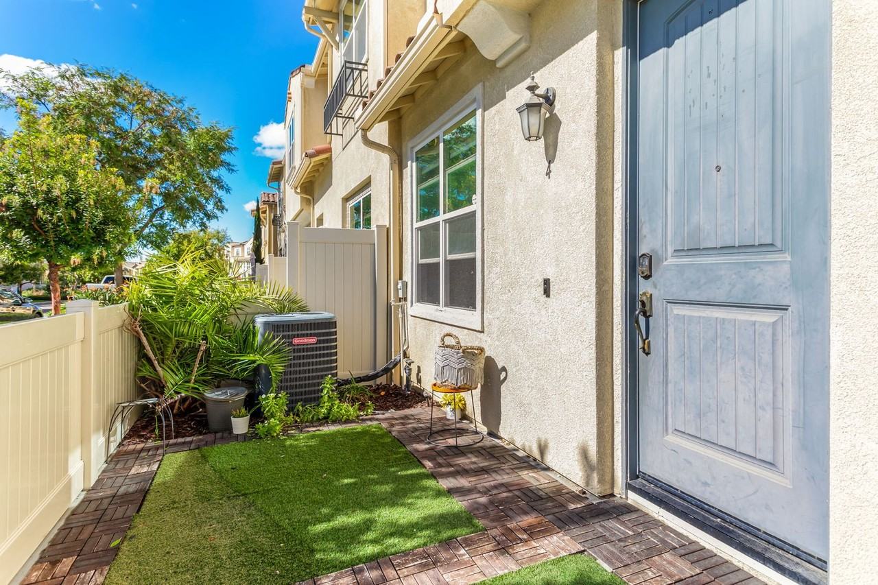 1520 Santa Carolina Rd #4 - Photo 3 of 26