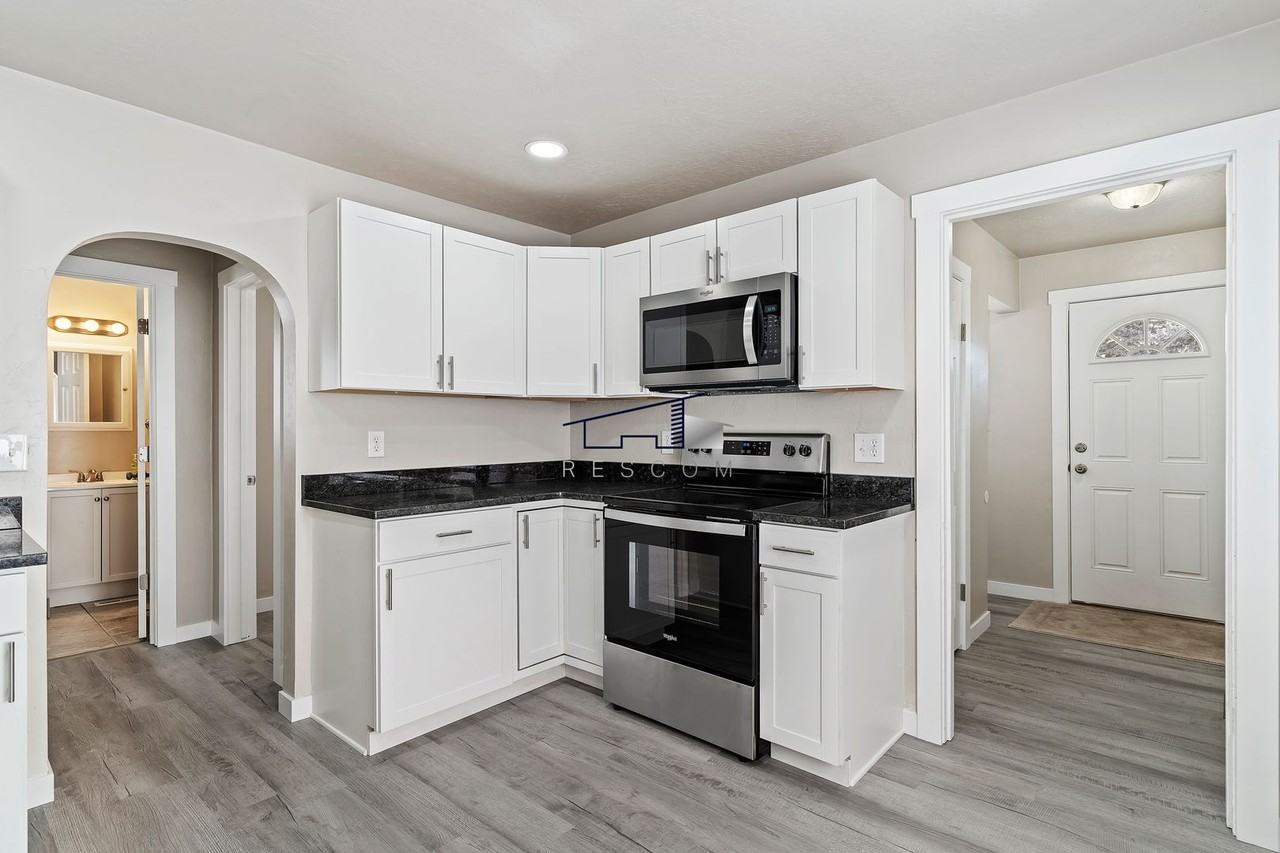 3480 Ogden Ave - Photo 3 of 35