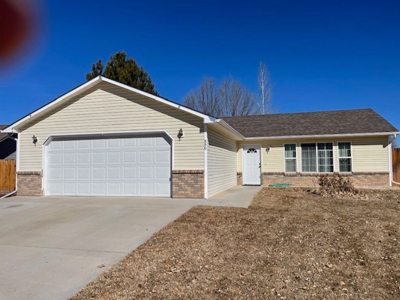 886 Henry Cir - Photo 2 of 11