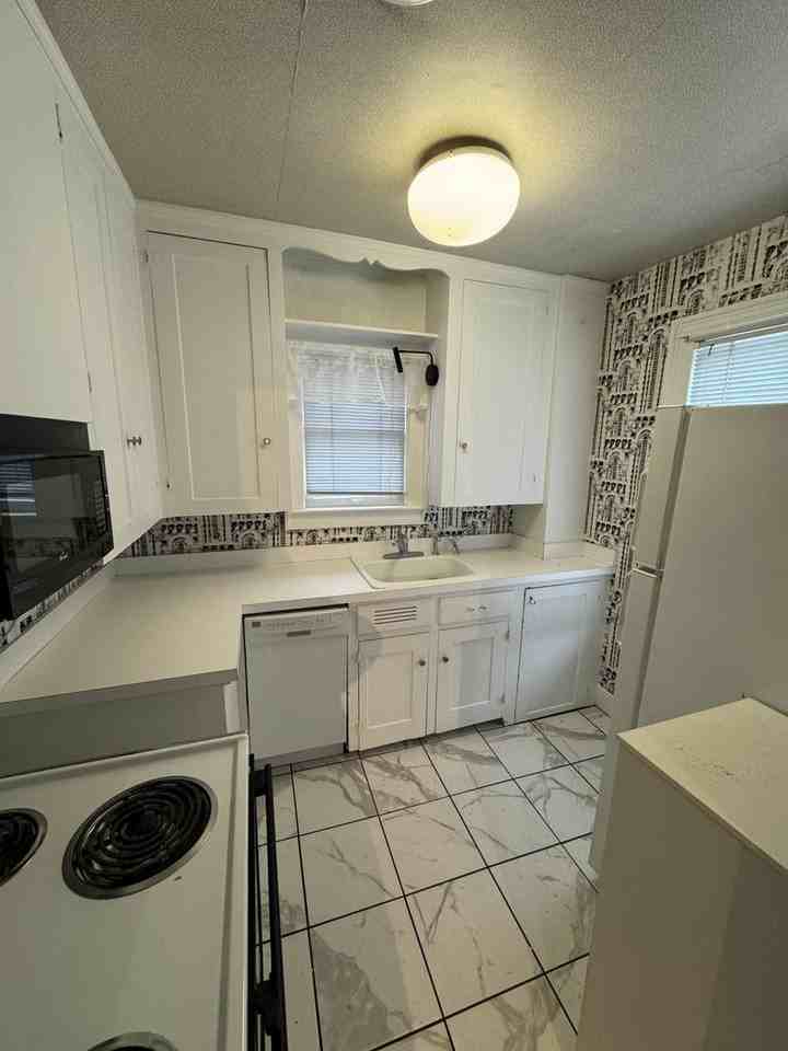 219 N Main St - Photo 3 of 9